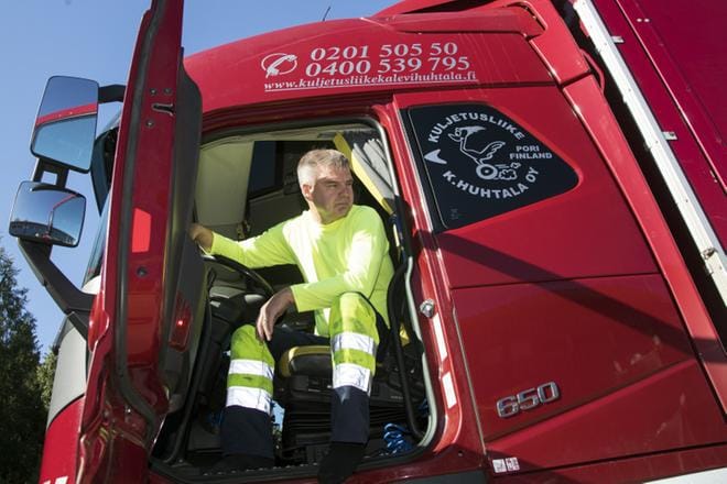 Jarmo Jerkku on ajanut autoa työkseen 34 vuoden ajan. Hänen mielestään suomalainen liikennekulttuuri on parantunut, mutta poikkeuksiakin tulee eteen. Kuva: Veera Korhonen