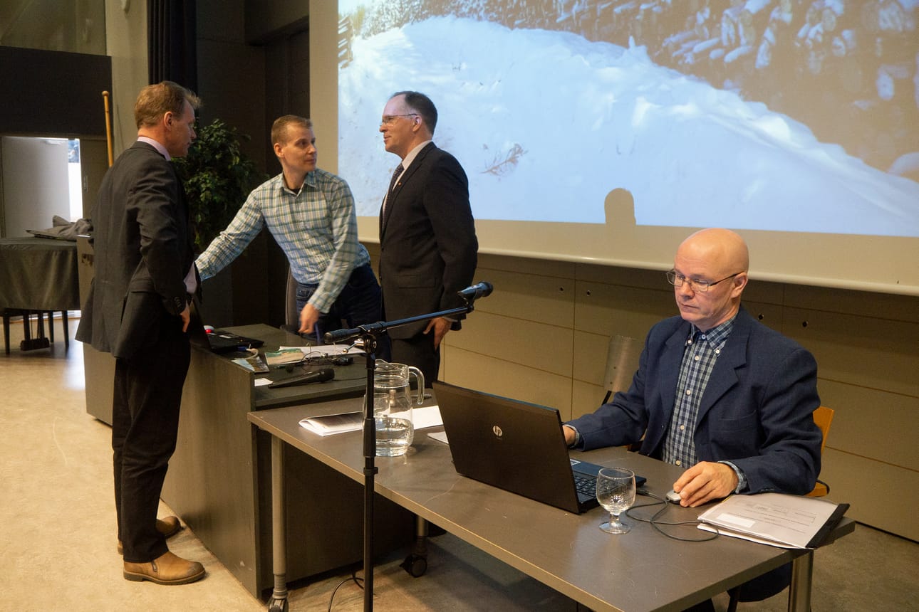 Yhteismetsän hoitokunnan puheenjohtaja Heikki Kallunki, toiminnanjohtaja Jarmo Korhonen, kaupunginjohtaja Jouko Manninen ja metsäasiantuntija Timo Pätsi keskustelivat kokouksen jälkeen.