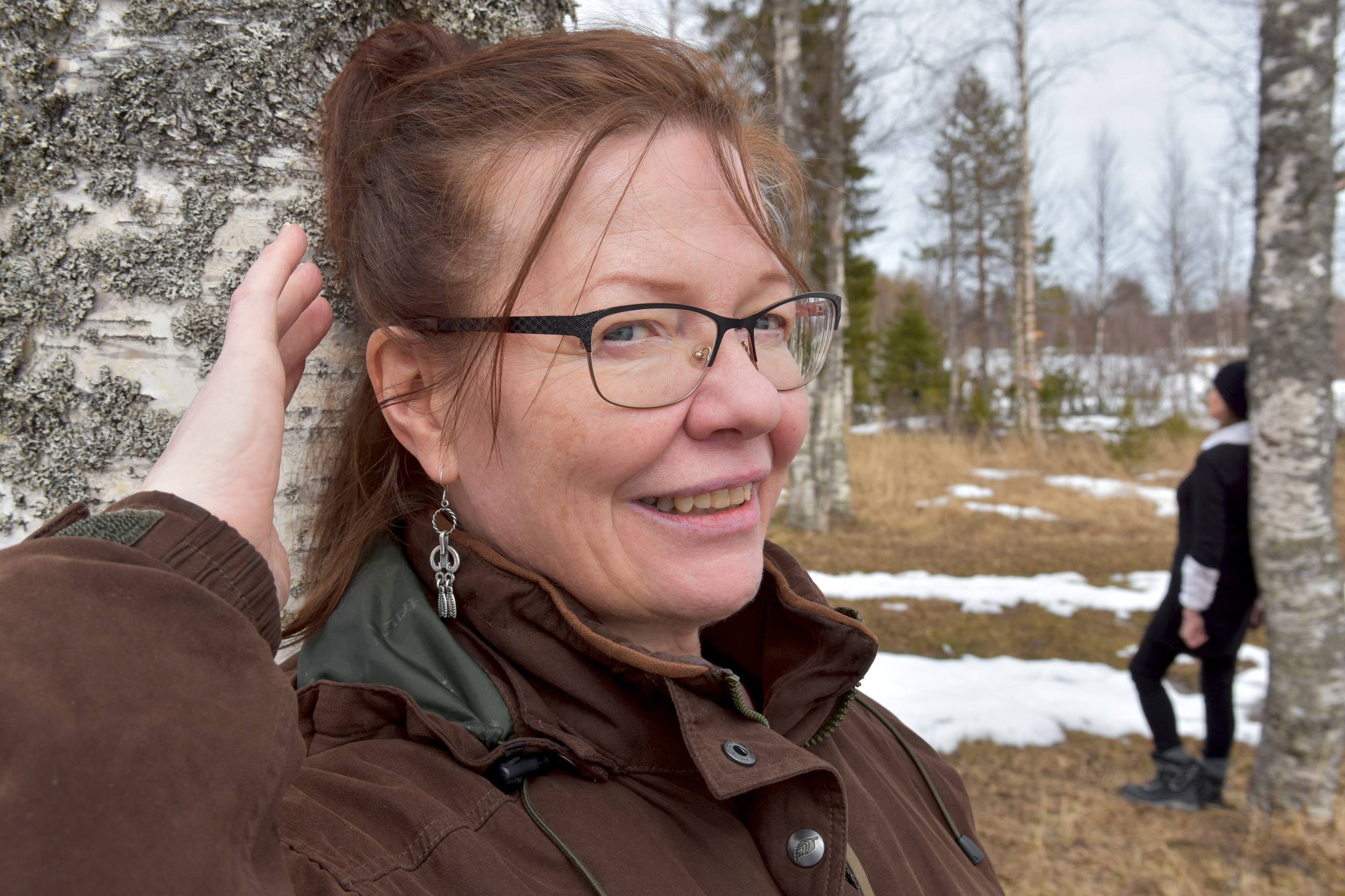 Takaraivo on syliä pyyteettömämpi, opastaa Mirja Nylander. Kansanparannuspäivien toiminnanjohtaja Anne Murto hengittää rantakoivun kanssa.