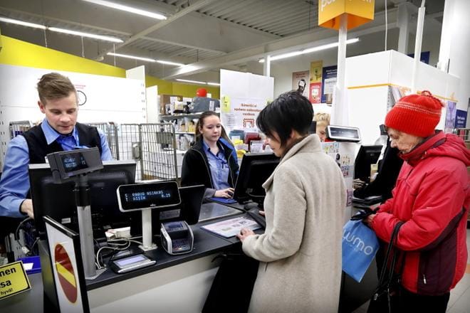 S-market Lehtisen myymäläpäällikkö Mikael Luotola pitää kolmen kassan asiointijärjestelyitä hyvin toimivina ja luontevina. – Totta kai yksittäisiä ruuhkahuippuja tulee. Esimerkiksi kolmen ja viiden välissä saattaa joutua vähän odottamaan. KUVA: JOUKO HÄNNINEN