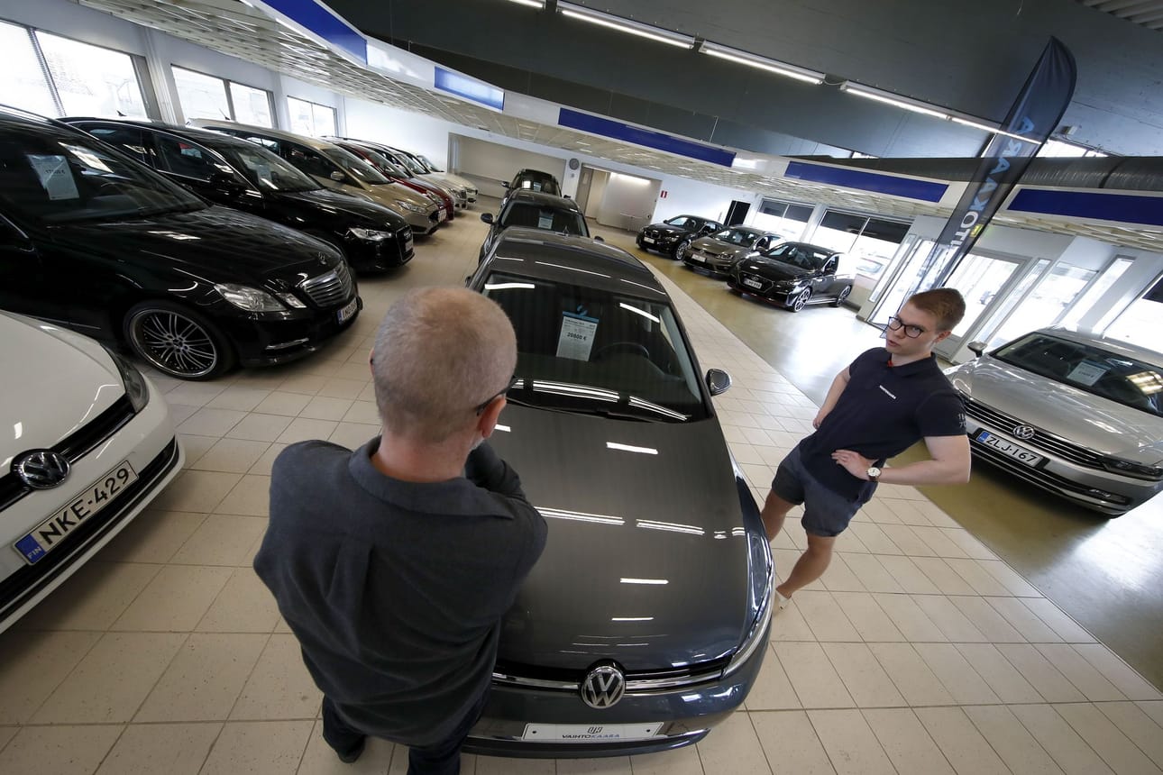 Vaihtokaara Oy on vuonna 2018 perustettu pelkästään käytettyihin autoihin keskittynyt ketju. Porin myymälä on yksi sen neljästä toimipisteestä. Asiakasta palvelee automyyjä Valtteri Vienola.