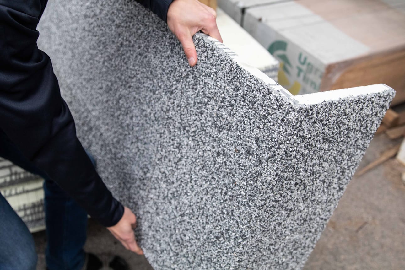 Lakkapäältä löytyy nykyisin uutuutena myös sokkelin eristys- ja pinnoituslevy. ”Tarjonnastamme löytyy uutuutena kotimaisen Amperla Thermon luomukivipintainen eristyslevy.”