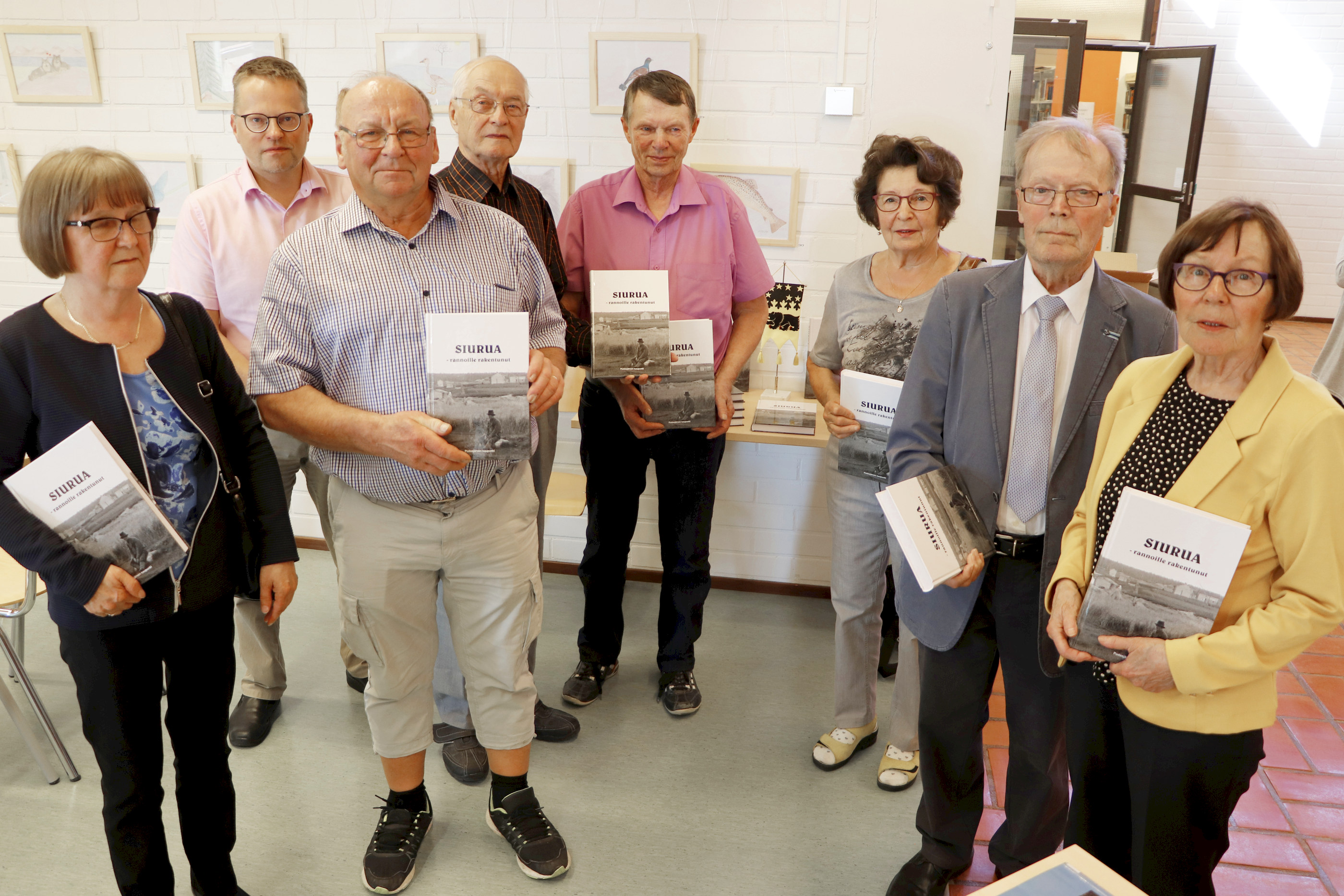 Kansalaisopiston kirjaprojektin tekijöitä. Vasemmalta Auli Körkkö, kaupunginjohtaja Tomi Timonen, Kalevi Ikonen, Kauno Nyman, Paavo Tihinen, Pirkko Savela, Teuvo Liekola ja Hilkka Tihinen. Kuvasta puuttuu Arvo Siurua.