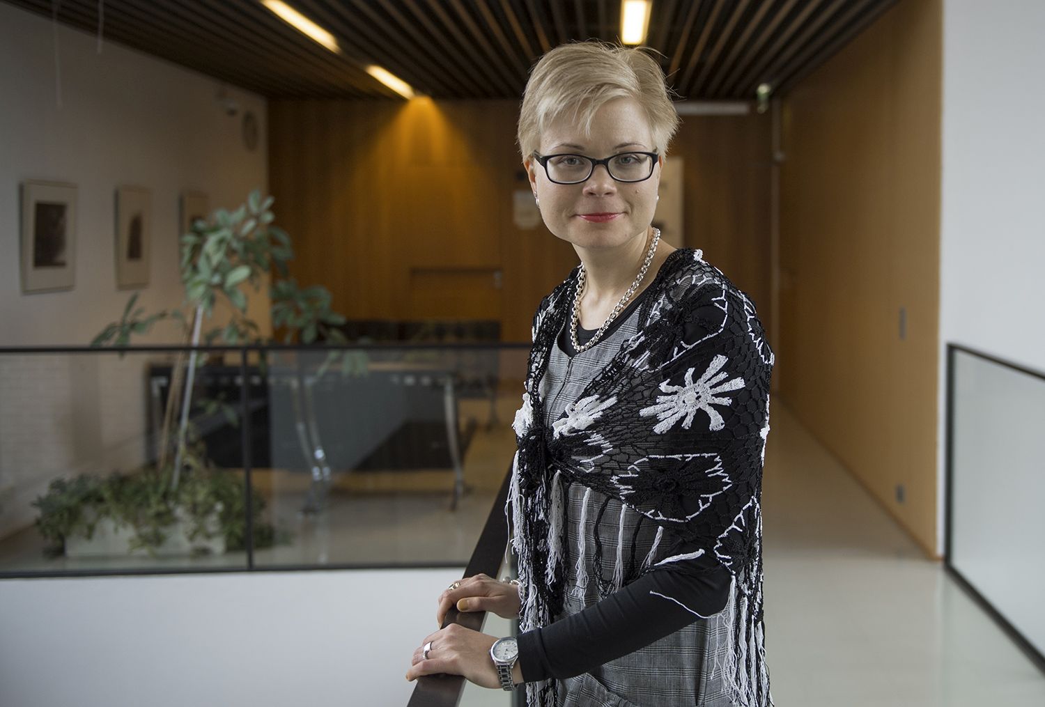"Myös teologian puolella koulutukseen ja ammatilliseen osaamiseen liittyvät kysymykset kiinnostavat" – kuusamolaislähtöisellä Kaisa Viinikalla on aineenopettajan, rehtorin ja papin kelpoisuus, ja äsken hän väitteli tohtoriksi uskonnonopetuksesta