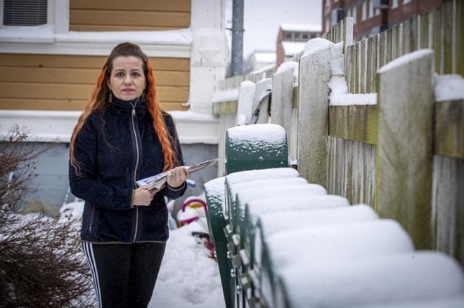 Vaasalainen Sari Perttula toivoo, että laskujen lähettäjät ottaisivat huomioon postin kulun hitauden. Maksuaikoja on syytä pidentää hänen mukaansa niin, että maksamiseen jää enemmän kuin 1–2 päivää aikaa. Kuva: Paula Kaskimaa