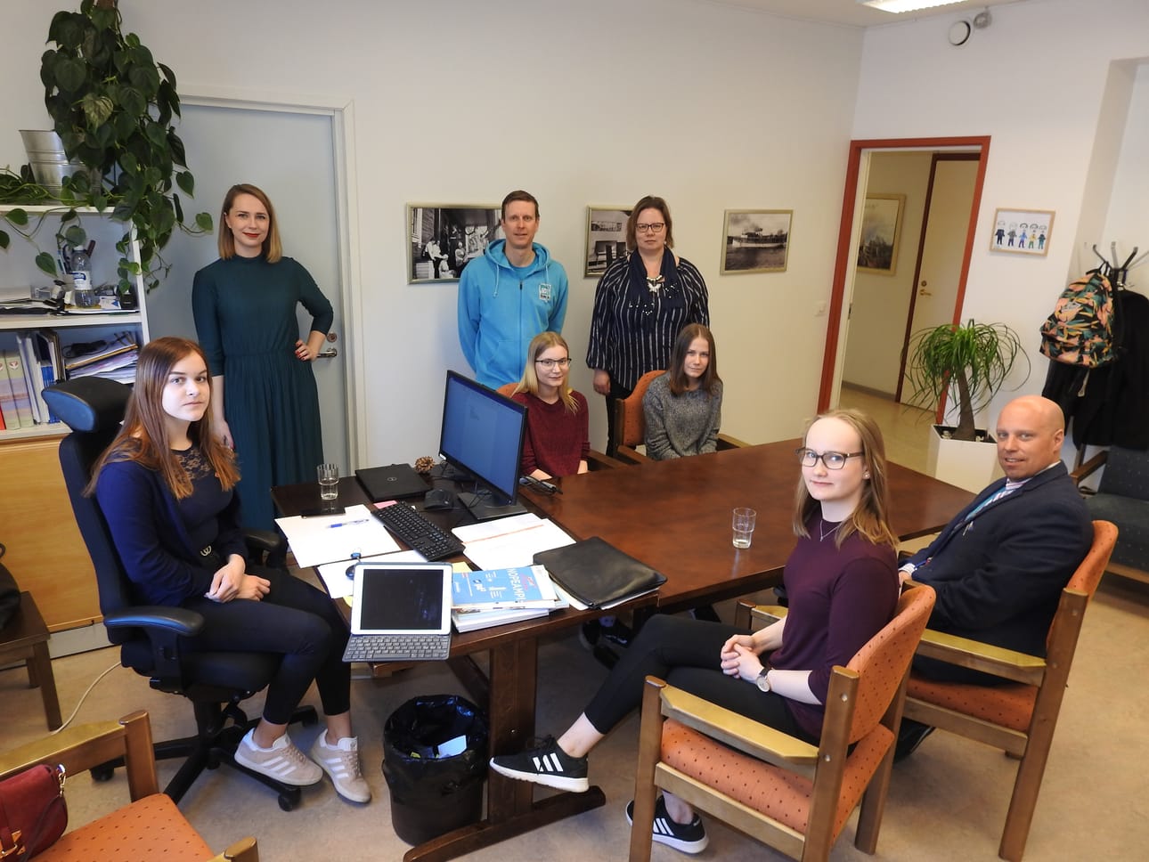 Liisa Seppänen (vas.), etualalla istuva Anni Katajikko sekä takana istuvat Iida Koukkari ja Salla Karjalainen olivat vallan kahvassa keskiviikkona. Vakituiset viranhaltijat Miira Raiskila, Kalle Kurttila, Ari Niskanen ja Pirjo Nikula kiittävät tuuraajiaan.