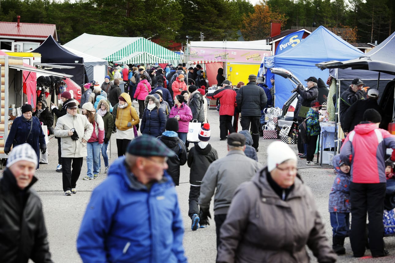 Hailuodon Siikamarkkinat järjestettiin perinteiseen tapaan Marjaniemessä merituulen tuiverruksessa.