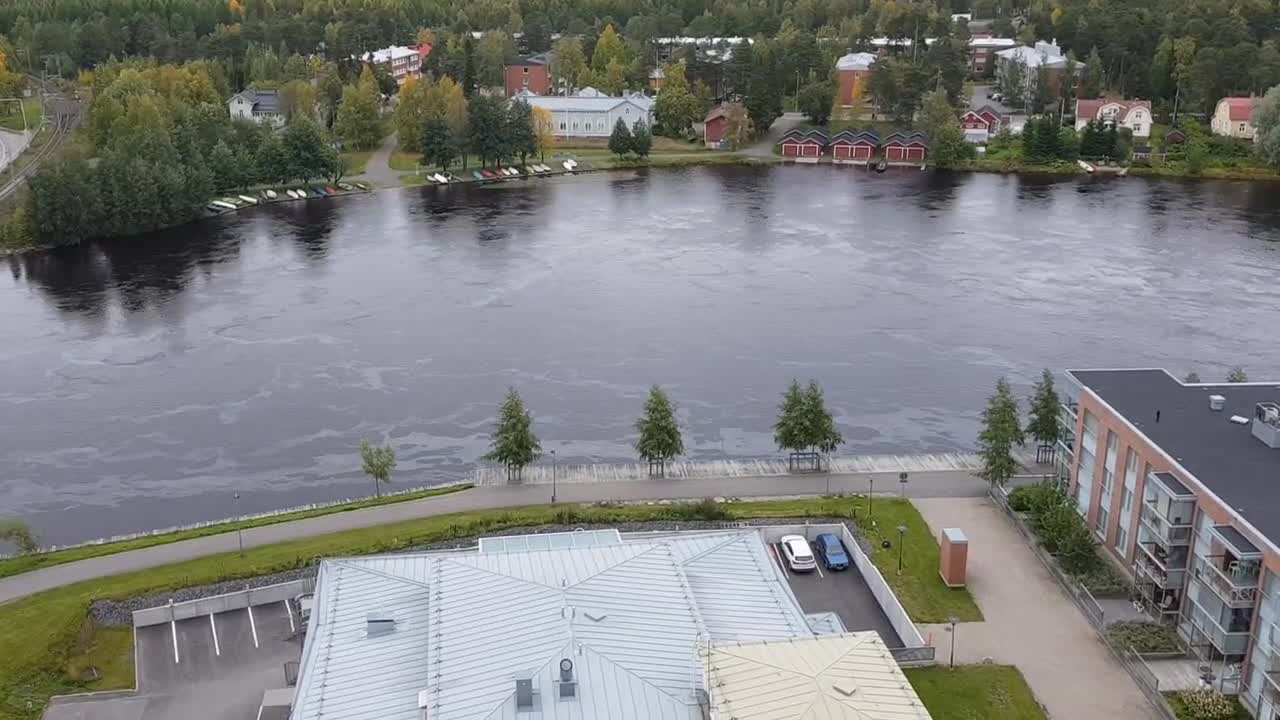 Öljylautat kelluvat Oulujoessa