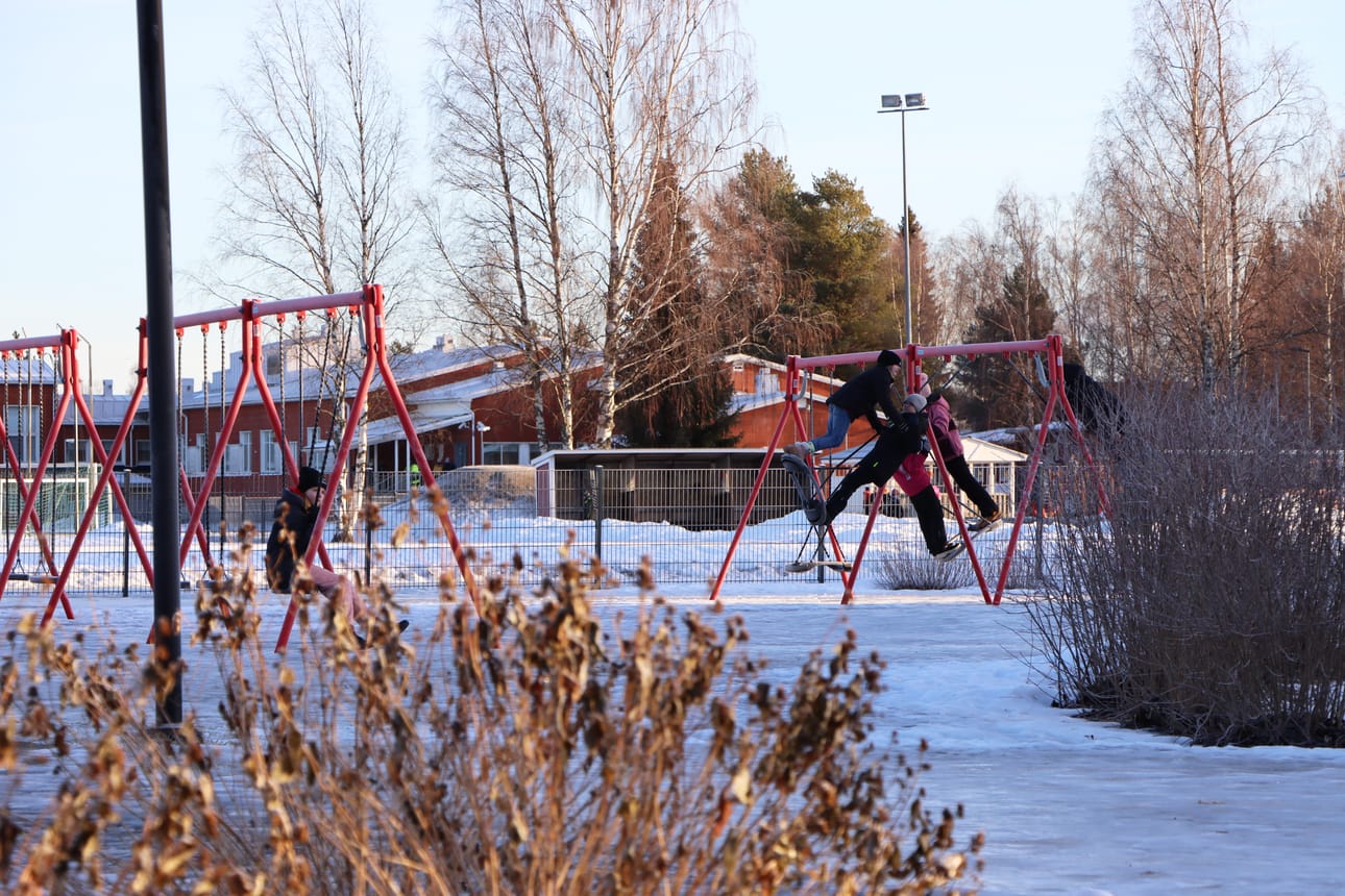Jurvan Yhtenäiskoulun pihalla on vielä vuosia leikkiviä lapsia. Ennusteiden mukaan alakoululaisten määrä tulee kuitenkin puolittumaan tämän vuosikymmenen loppuun mennessä.