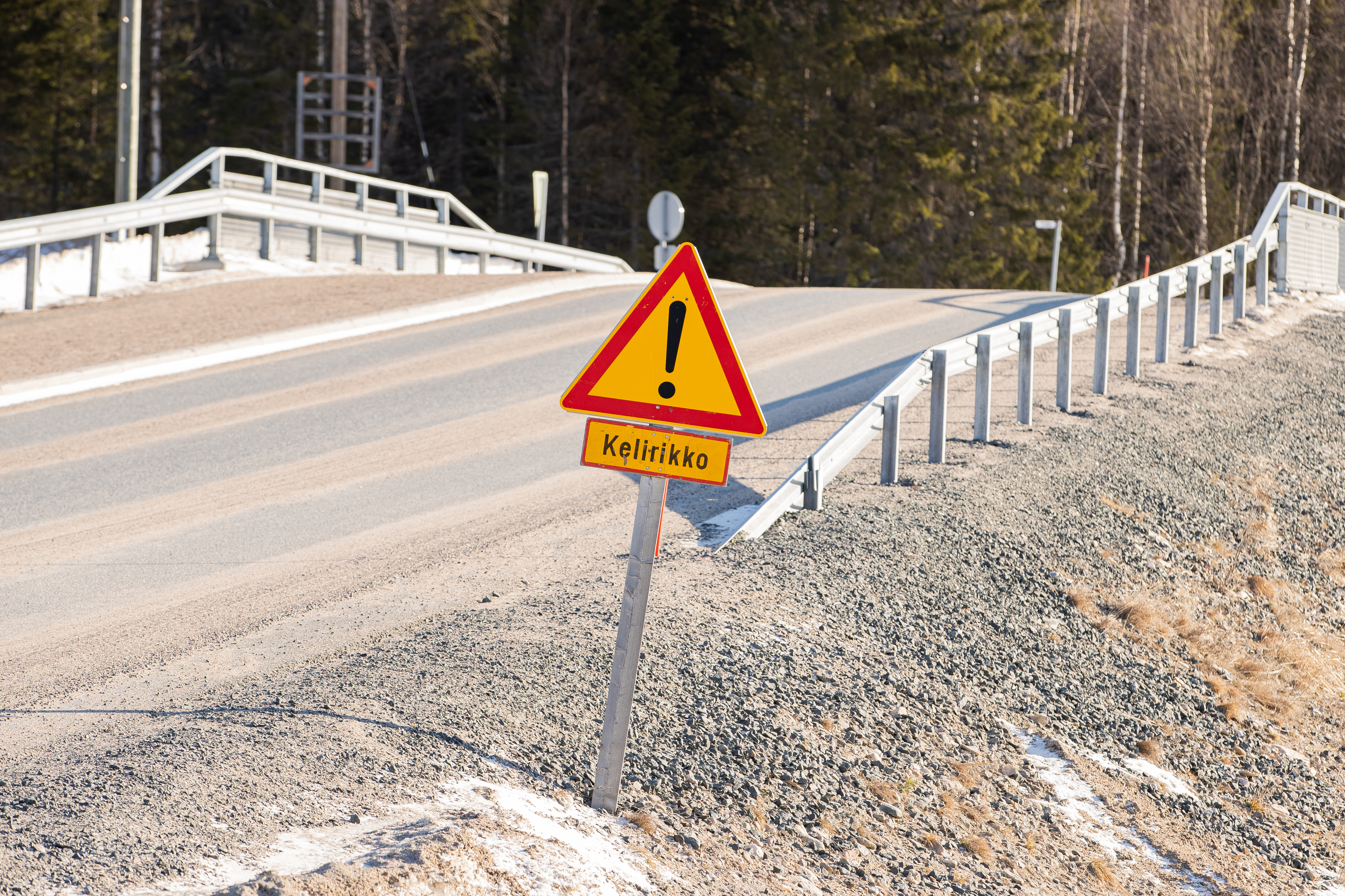 Kolahtiko rengas routakuoppaan? – Koillissanomat kerää kuvia ja videoita Koillismaan tievaurioista