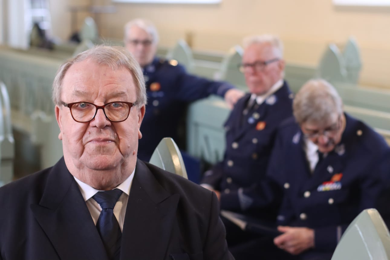 Seppo Försti lauloi juhlan molemmissa kuoroissa. Etelä-Pohjanmaan poliisilaulajissa hän on ollut mukana 38 vuotta, Alahärmän veteraanikuorossa joitain vuosia.