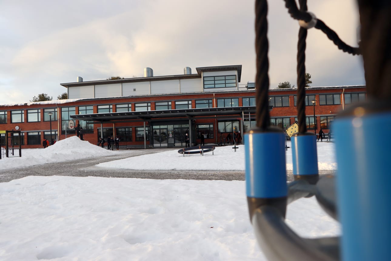 Jurvan yläkoululla tehtiin viime viikolla sisälle suojautumisharjoitus, jossa yksi opettajakunnan jäsenistä esitti koulun käytävällä liikkuvaa, mahdollisesti uhkaavaa henkilöä.