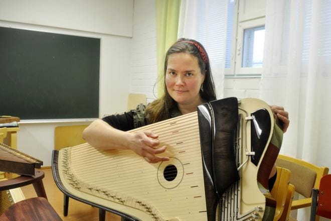 Mari Mulari aloitti tänä syksynä kantelensoiton opettajana Alajärven musiikkiopistossa. KUVA: MINNA SALORANTA