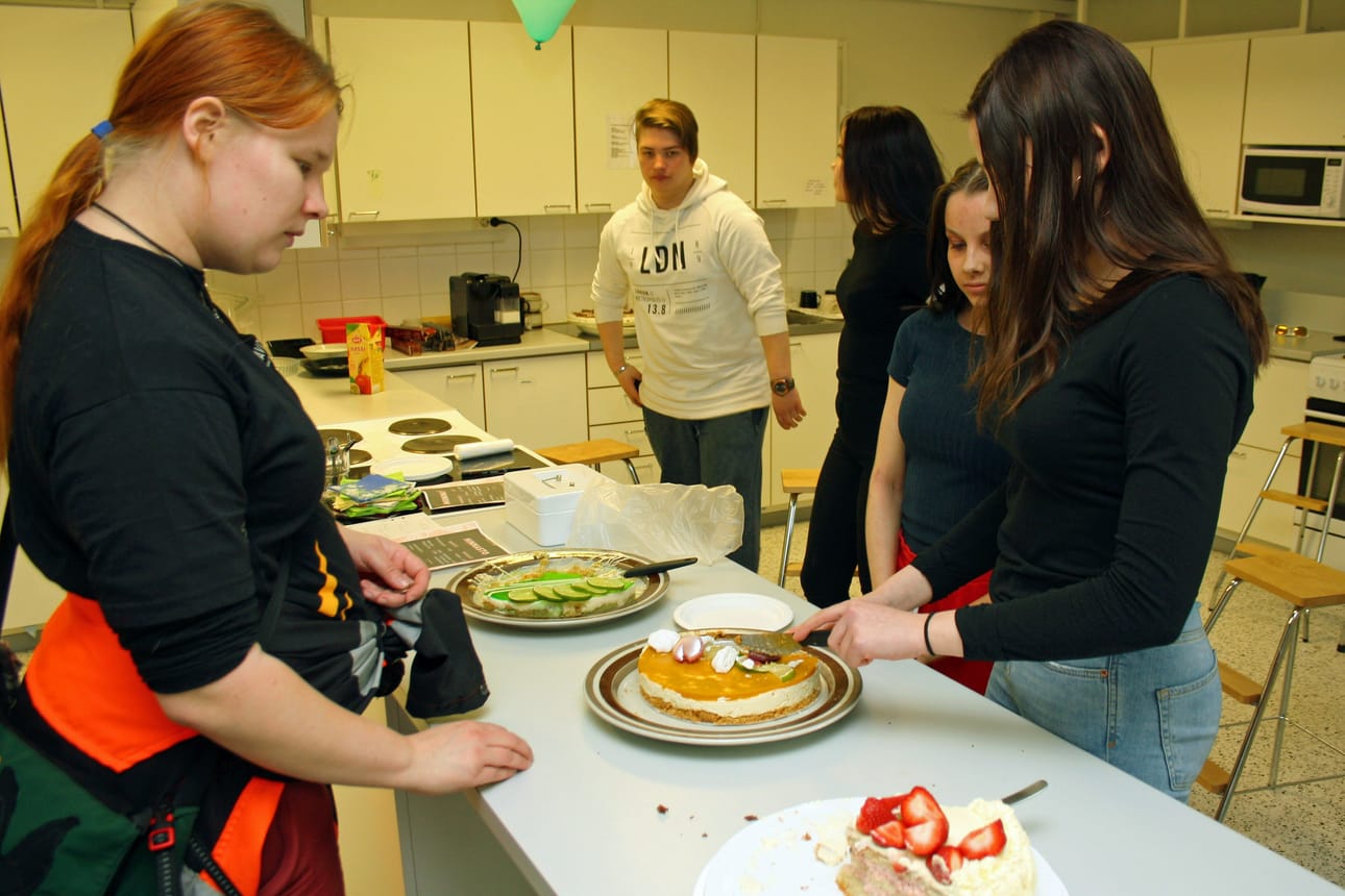 Minna Timonen oli kakkubaarin asiakkaana Posion peruskoulun yrittäjyyspäivässä. Myymässä nuoret Riina Kuusela (oik.), Elina Alaluusua, Jenni Posio ja Vikke Kouva. Ryhmään kuului myös Pihla Ruokanen.