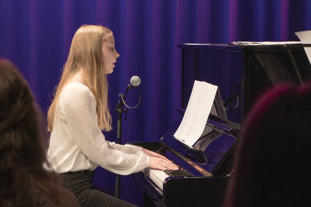 Siikalatvan lakkiaisissa on aina kuultu lukiolaisten omia, laadukkaita musiikkiesityksiä. Sanni Vääräniemen herkkä laulu jatkaa musiikillisten taitojen linjaa.