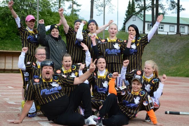 Piirisarjaa pelaava APV:n pesisnaisten joukkue oli valmis ottamaan Sami Hedbergin joukkueen jokeripelaajaksi. KUVAT: ELLA NURMI
