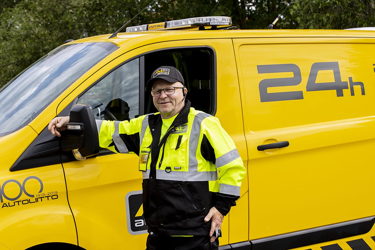 Aulis Karppinen ajaa päivystysvuorossa Autoliiton Oulun osaston tiepalveluautoa.