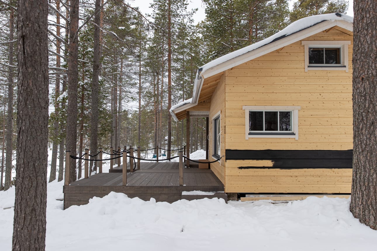 Teuvo Laihola osti Kuusamosta Saunajärven rannalta vanhan mökin, jonka hän laittaa kokonaan uusiksi. Myös rakennuksen terassi uusitaan, sitten kun rakennus alkaa muilta osin olla valmiina.