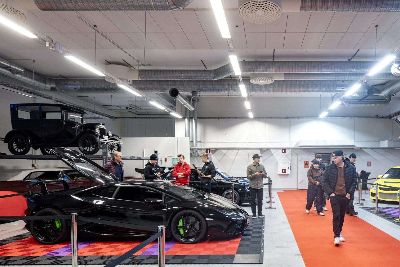 Finger Motorsin avoimissa ovissa nähtävillä oli superautoja. Edustalla Black Beast Lamborghini.