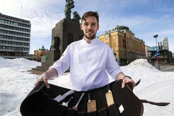 Sami Hakamäen mukana kulkee täysi kokkausvarustus veitsi- ja lastaseteistä lähtien. Perjantaina työkeikka toi kokin hänen entiseen kotikaupunkiinsa Vaasaan. KUVA: JARNO PELLINEN
