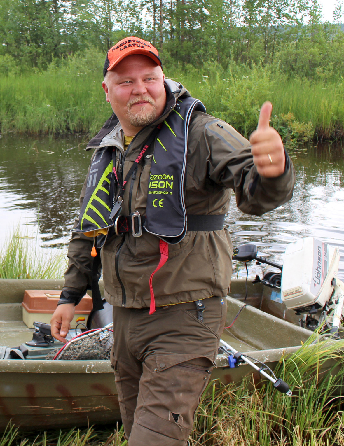 Haapavetinen tenori Johannes Vatjus avasi kilpailun laulaen. Häntä säesti piippolalainen Eero Luttinen. Team Salvoksessa kilpaillut Johannes puki asianmukaisesti ylle pelastusliivit ja peukutti vasta järvelle tulossa olleille kilpakumppaneille.