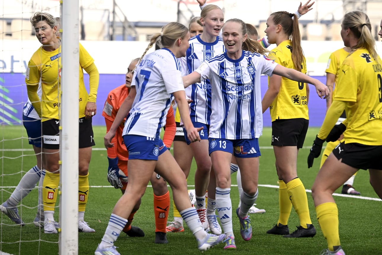 HJK:n Iiris Holmström (17) ja Minea Lassas (13) juhlivat Holmströmin 2-2 maalia.