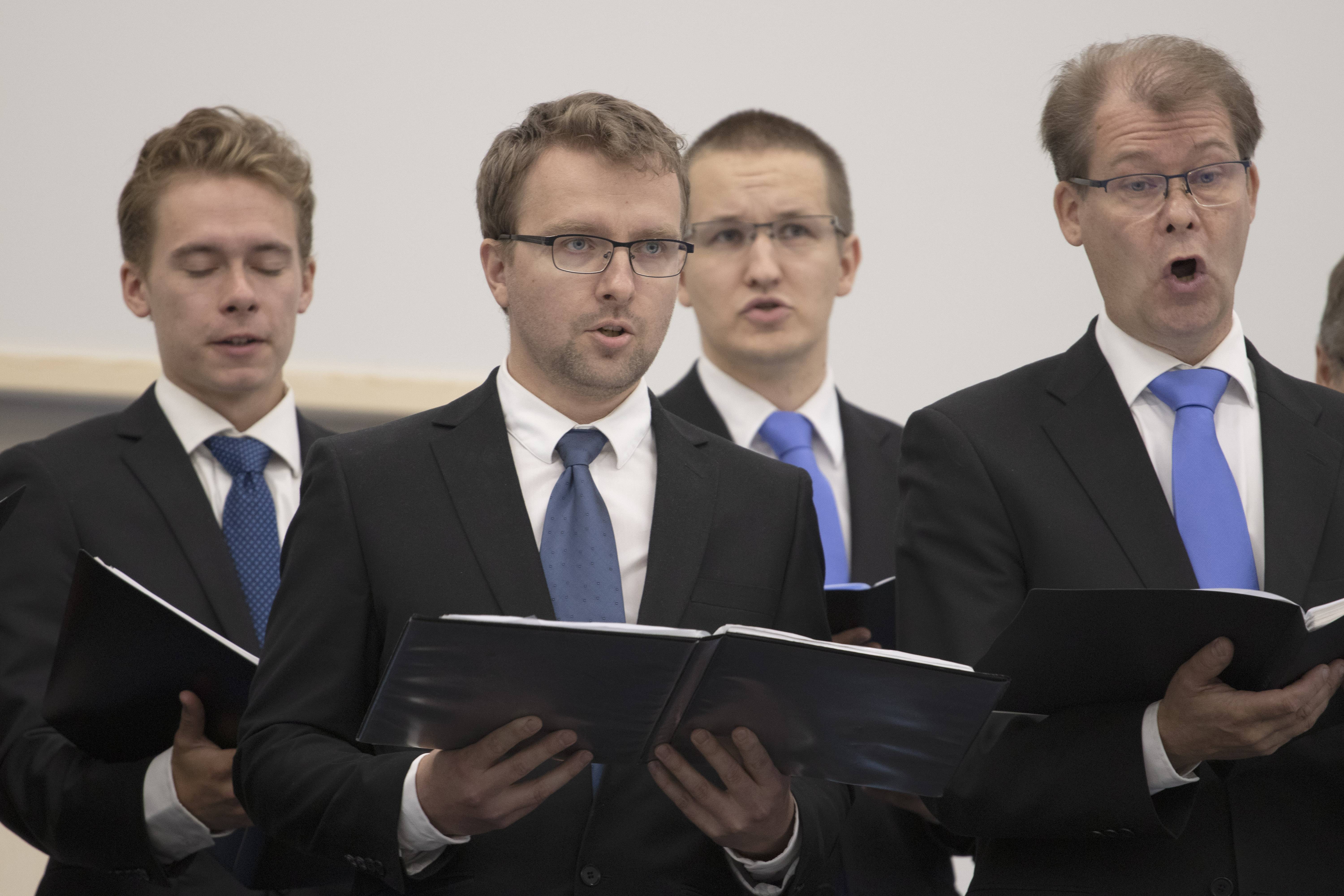 Seurakunnan mieskuoro esiintyi kanttori Veijo Kinnusen johdolla laulaen Joutsen ja Kesäpäivä Kangasalla-laulut.