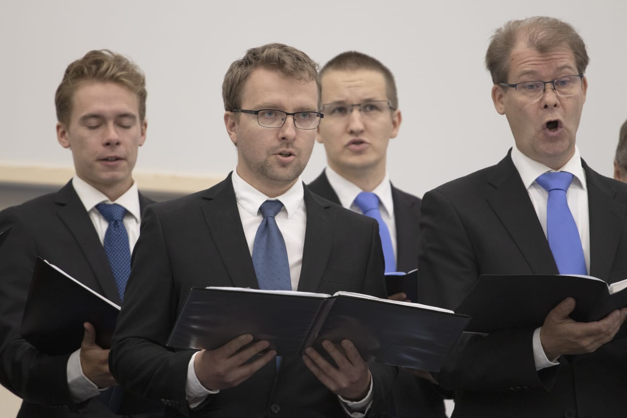 Seurakunnan mieskuoro esiintyi kanttori Veijo Kinnusen johdolla laulaen Joutsen ja Kesäpäivä Kangasalla-laulut.