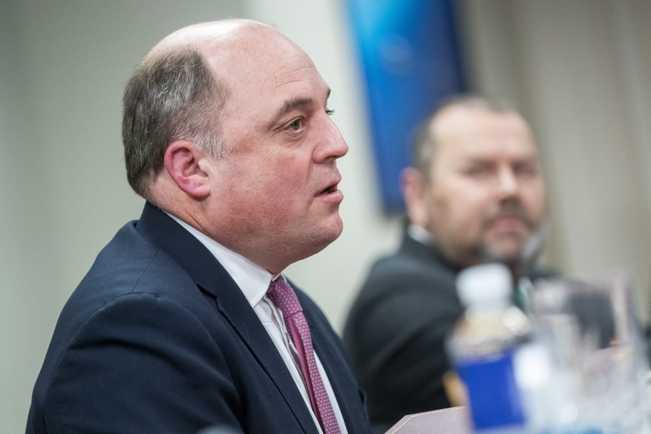 Britannian puolustusministerin Ben Wallacen suhtautuu avoimin mielin pitkän kantaman asejärjestelmien toimittamiseen Ukrainaan.