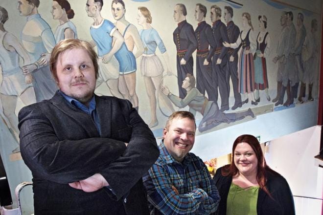 Harri Panula, Tero Heinämäki ja Sanna Panula ehdottavat, että Maakuntatalosta tehtäisiin kulttuuriyhdistysten koti. Taustalla näkyy Arvid Bromsin maalaama, maakunnan merkkihenkilöitä esittävä fresko. KUVA: ANNE PUUMALA