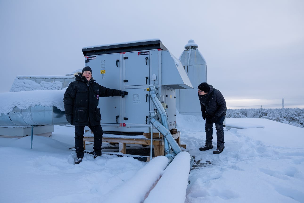 Taloyhtiön katolle Lintulassa asennettiin poistolämmön talteenotto ja lämmitysenergian kulutus pieneni alle puoleen entisestä. Talteenottolaitteiston vieressä As.Oy D-Maakotkan hallituksen puheenjohtaja Pekka Rantala (vas.) ja isännöitsijä Markku Kiviniemi.