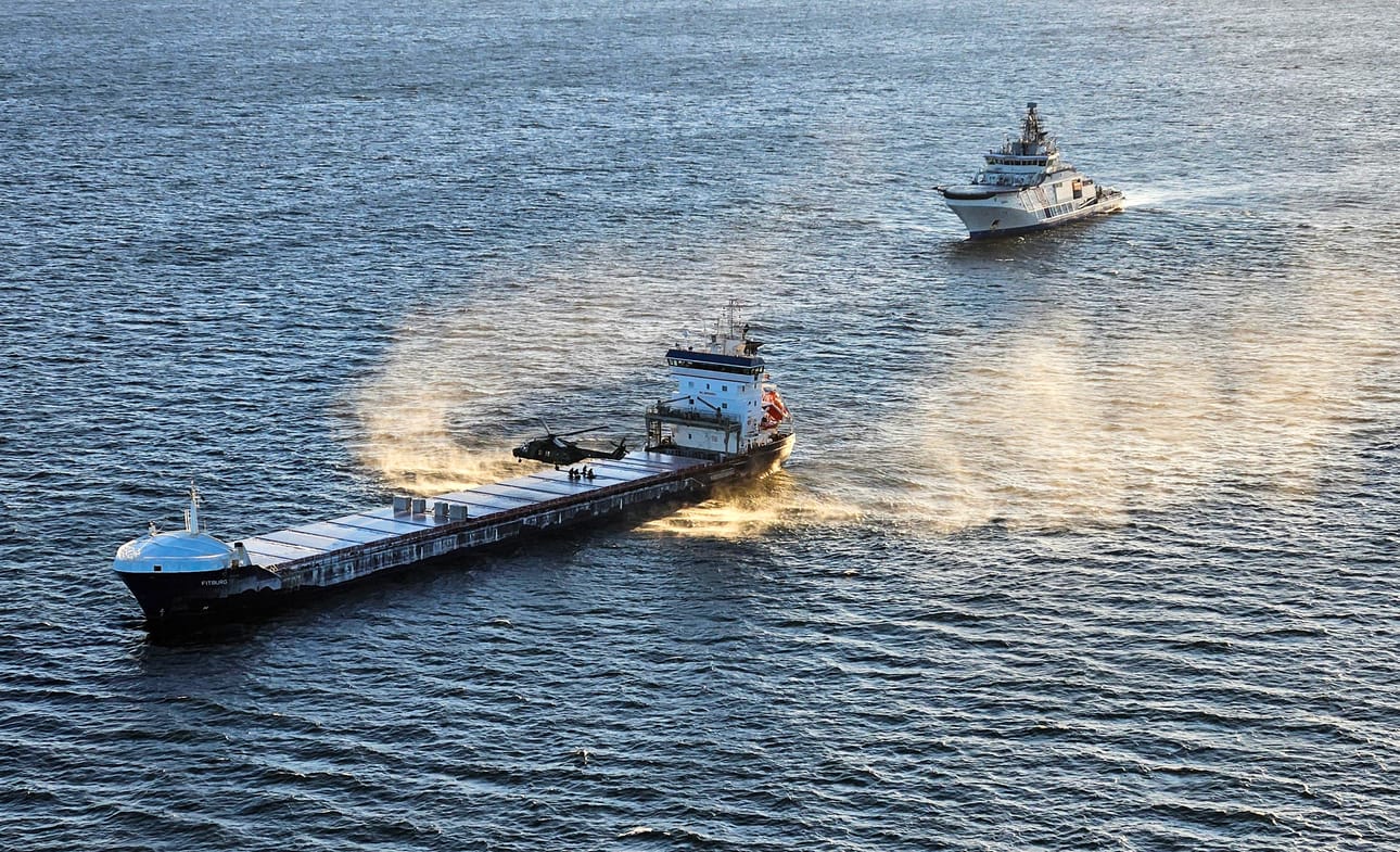 Rajavartioston helikopteri ja merivartioston vartiolaiva Turva ottavat kaapelirikosta epäillyn Fitburg aluksen haltuun Suomenlahdella 31. joulukuuta 2025. Aluksen epäiltiin toiminnallaan rikkoneen Elisan merikaapelin Helsingin ja Tallinnan välillä.