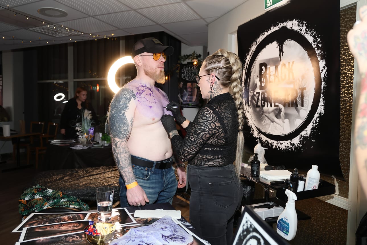 Kauhajokinen tatuointiartisti Nina Ojala sommittelee kuvaa Mika Savilammen rintaan. Siihen tulee suurempi kokonaisuus, jota aloitetaan Raahessa ja joka tehdään myöhemmin loppuun Kauhajoella. – Minulla oli idea sellaisesta hyvän ja pahan yhdistymisestä. Annoin tatuoijalle vapaat kädet kuvan toteuttamiseen, Savilampi kertoo.