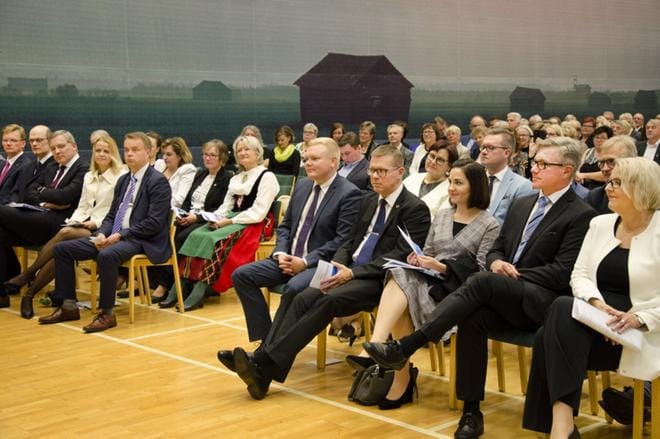 Suomen Yrittäjäopiston 50-vuotisjuhla pidettiin Härmän Kuntokeskuksessa. Juhlapuhujan ministeri Sanni Gran-Laasonen (kolmas oikealta) vieressä istuivat kaupunginjohtaja Markku Lumio ja Yrittäjäopiston rehtori Jorma Kukkeenmäki. KUVA: JUHA AHO-PYNTTÄRI