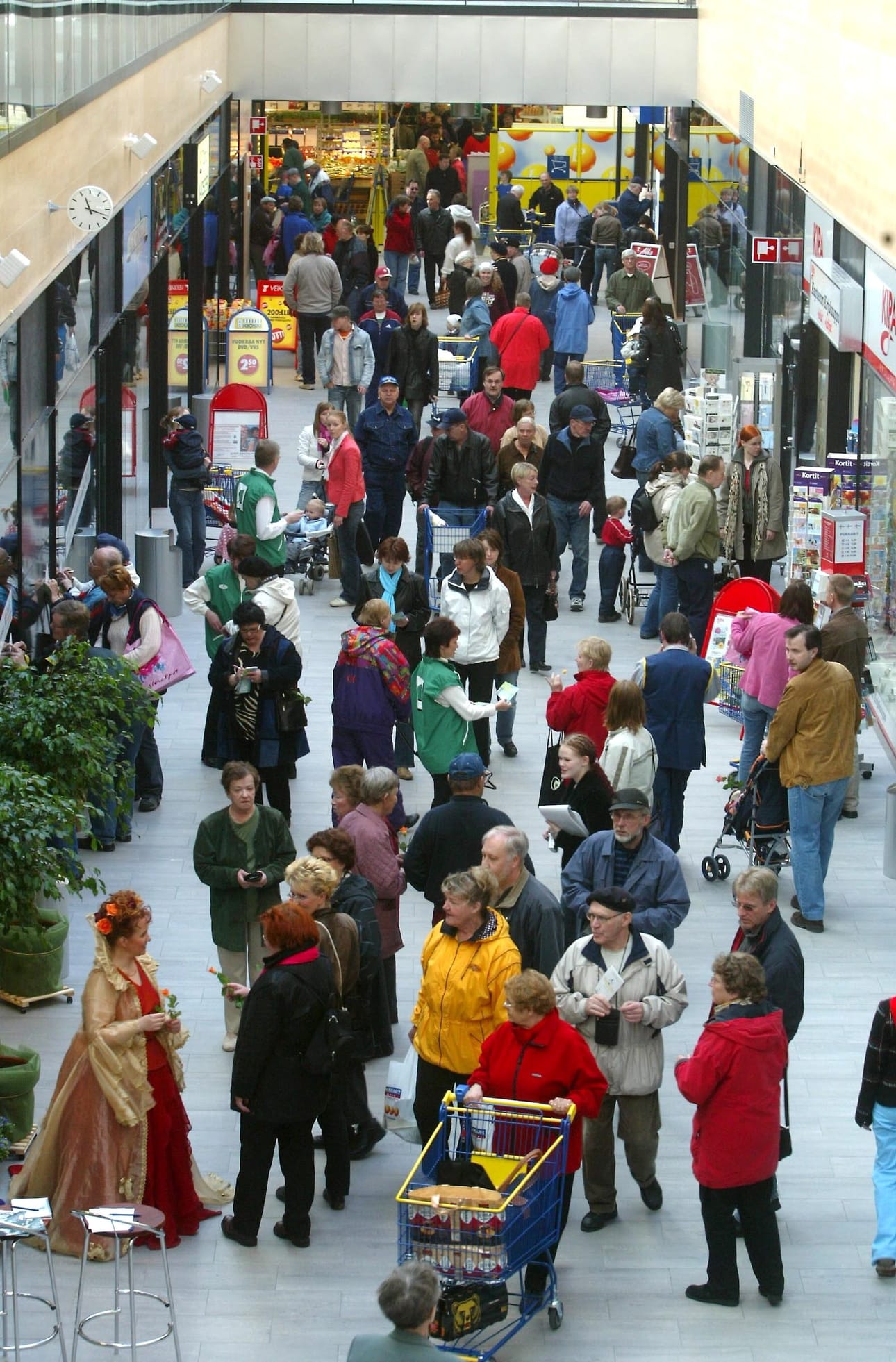 Kauppakeskus Kapteenin avajaisissa riitti vilskettä vuonna 2005.