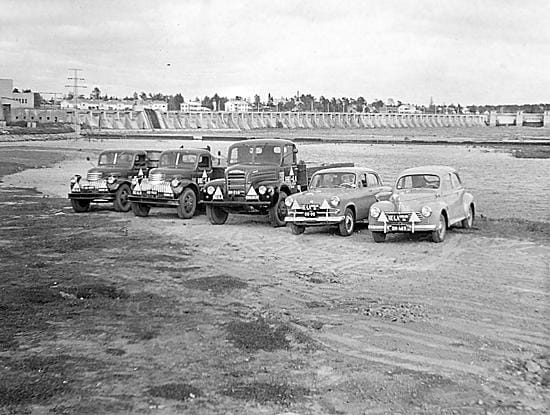 Oululaisen Autokoulu He-Lon opetuskalusto 1950-luvulla. Autoilla oli ennen suurempi merkitys kuin nyt. "Esimerkiksi 1980-luvulla ei kysytty ensin kortin hintaa, vaan BMW:tä", liki 40 vuotta ajo-oppia antanut Eero Putaala nauraa.