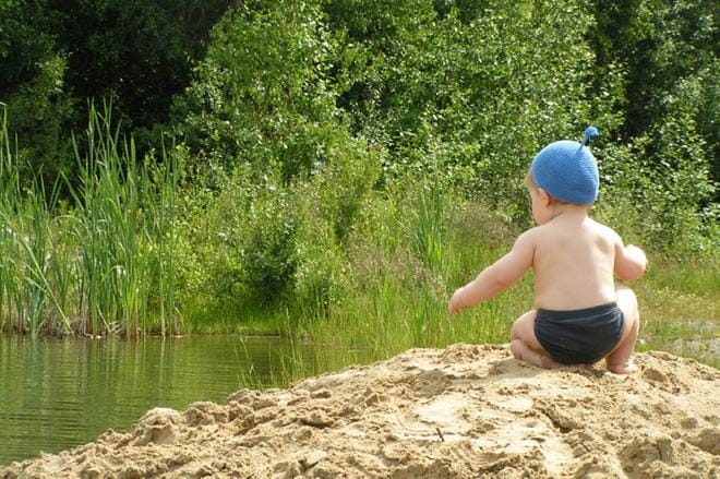 Kyselyyn vastanneet päästäisivät lapsensa itsenäisesti luonnonvesiin myöhemmin kuin valvottuun uimahalliin. Kuvan lapsi ei liity juttuun. ARKISTOKUVA: HANNELE NORJA