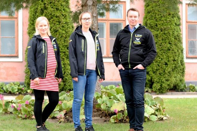 Sanna Ristimäki, Marianne Viertola ja Mika Marjamäki rakentavat LSK Business Parkin kesätapahtumia. KUVA: VESA RAUHALA