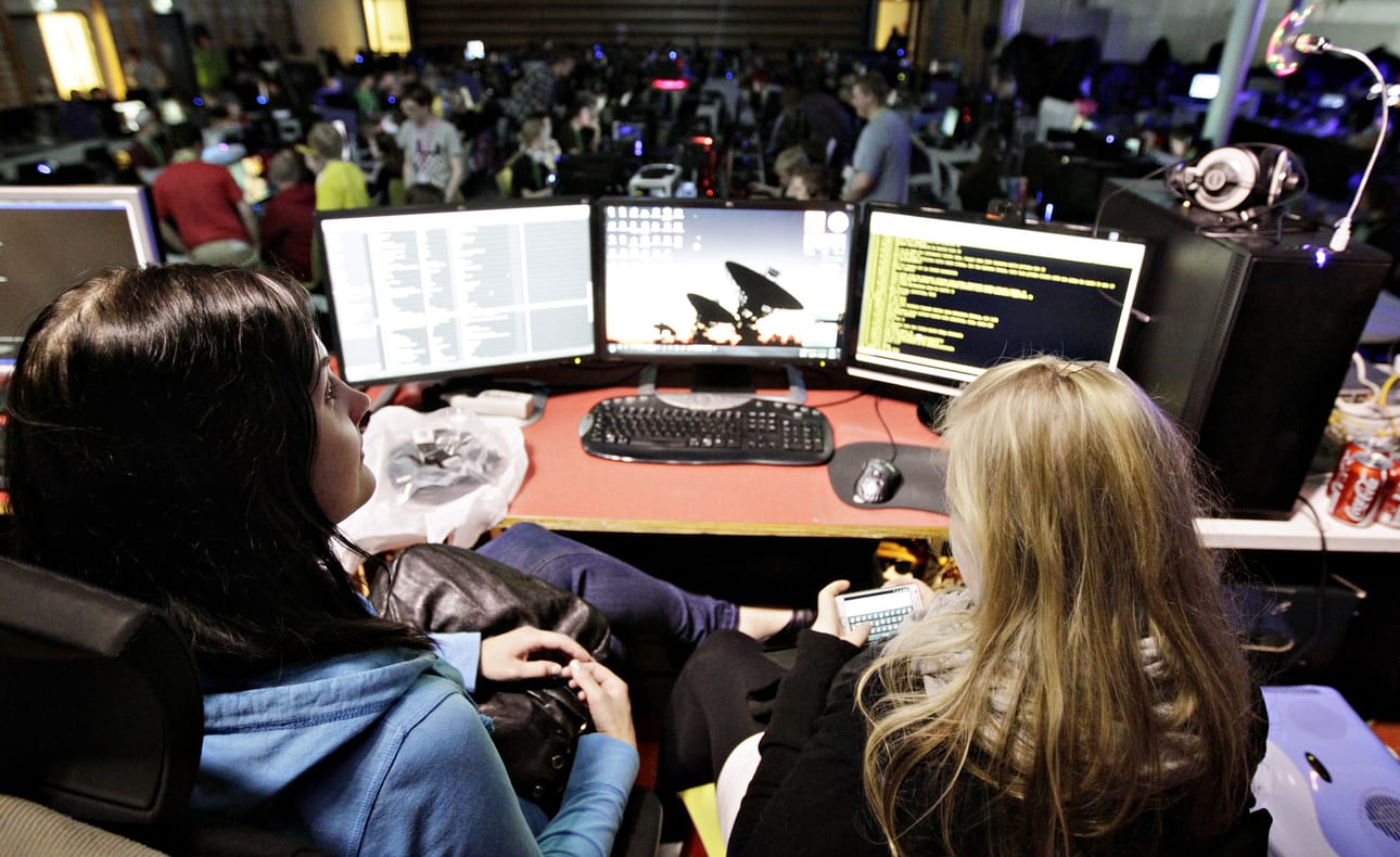 Verkkopelitapahtuma Vectorama on koonnut Ritaharjun monitoimitaloon satoja nuoria.