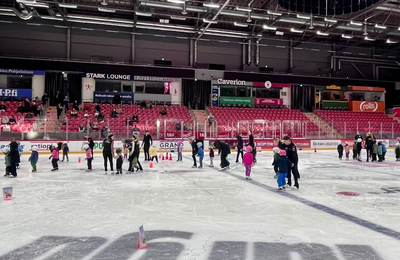 Ensimmäisellä kerralla jäällä nähtiin runsaasti iloisia ilmeitä ja rohkeita ensiaskeleita luistelun parissa.