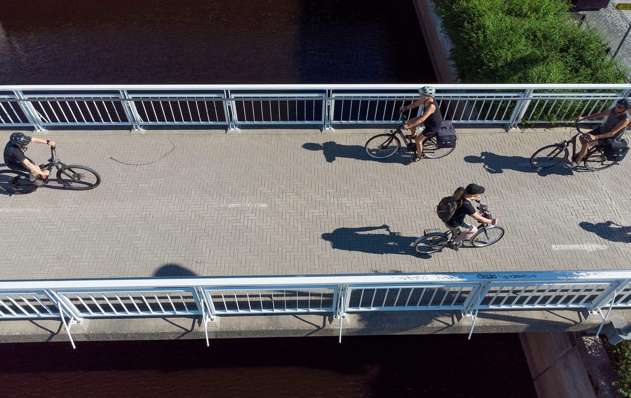 Kaleva kartoitti tämän hetken kypärätilannetta maanantaina Oulun ytimessä Torinrannassa.