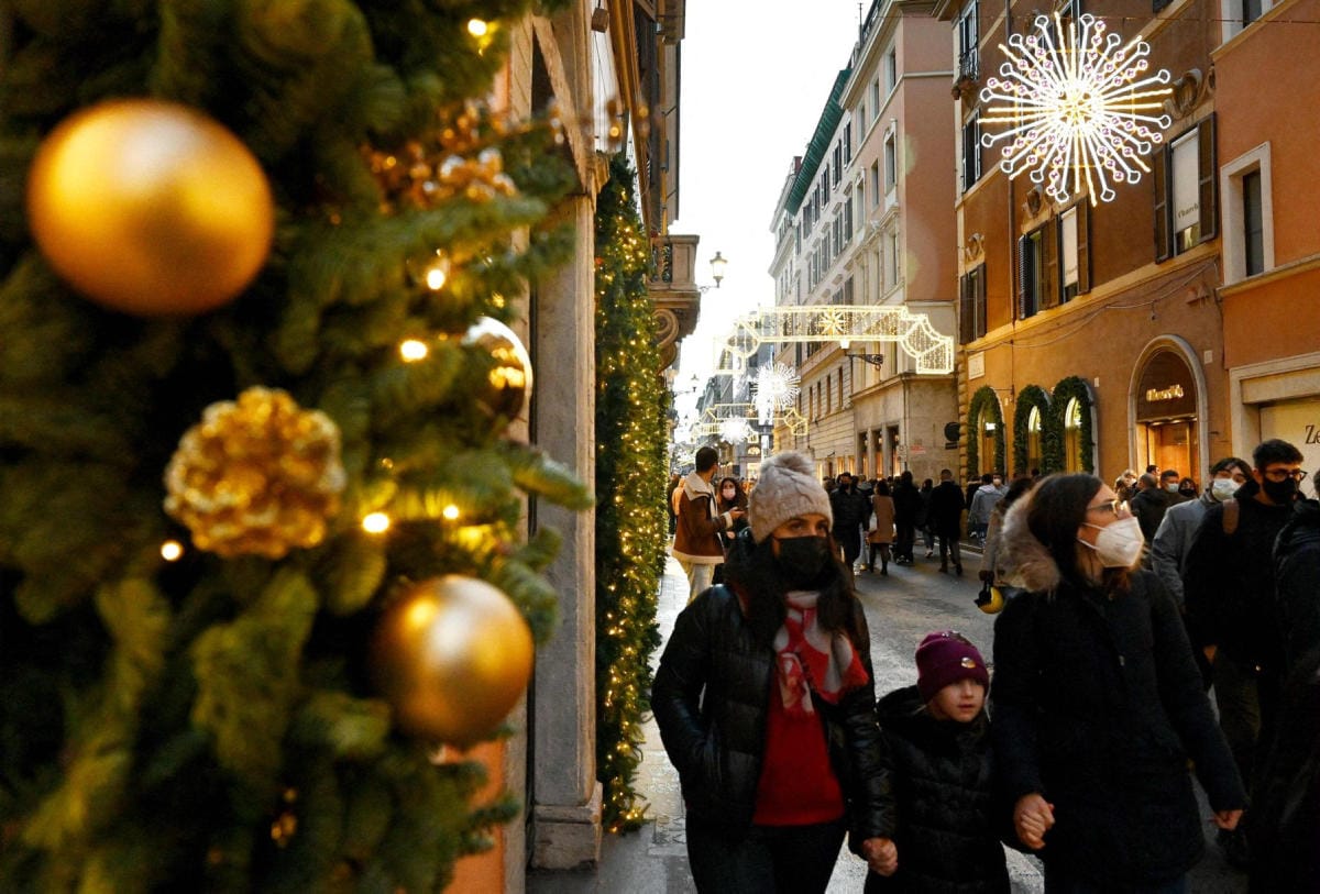 Tiukentuneiden sääntöjen myötä Italiassa on käytössä kaksi koronapassin versiota, niin kutsuttu superpassi ja peruspassi. Kuva Roomasta sunnuntailta. Lehtikuva/AFP
