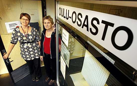 Palvelupäällikkö Leena Karjalainen (vasemmalla) ja palveluesimies Eeva-Liisa Haaranen toivovat, että osaston siirto yhtenä yksikkönä onnistuu.