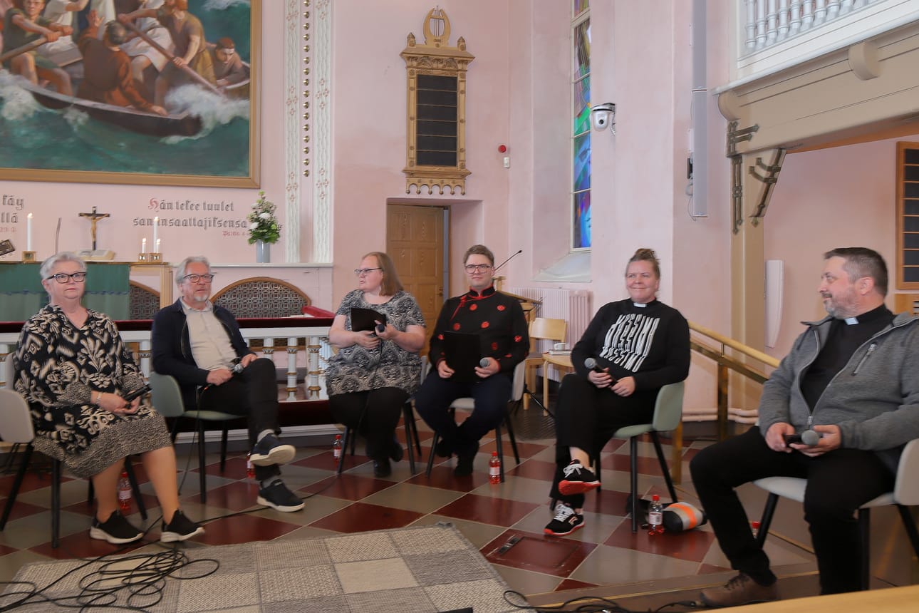 Pirkko Valtanen, Sakari Löytty, juontajat Hanna Kankaala ja Janne Henriksson, Helena Kauppila ja Teemu Isokääntä onnistuivat hienosti muusikkojen kanssa toteuttamaan hengellisen version Elämäni biisi -formaatista.