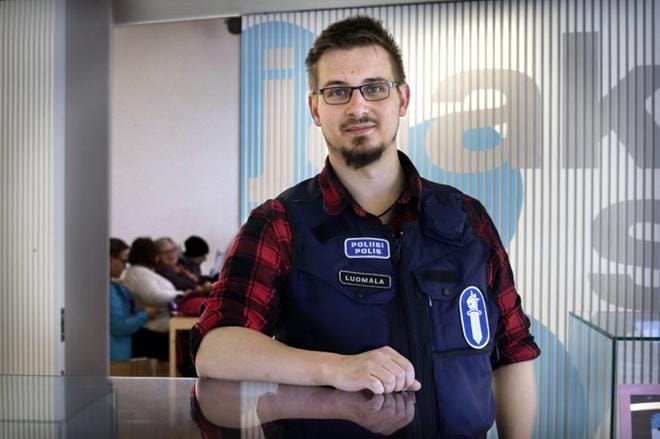 Pyry Luomala on tyytyväinen, kun saa tehdä töitä nuorten kanssa. – Jos vastaan tuleekin nuori, joka on käytellyt huumausaineita, ainakaan hänellä ei kovin pitkä historia niiden asioiden kanssa ole. KUVA: JOUKO HÄNNINEN