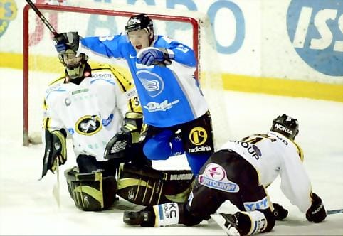 Kohtelias niiaus. Kärppien Jari Viuhkola ja maalivahti Markus Korhonen todistivat polvillaan Bluesin 3-2-johtomaalia.