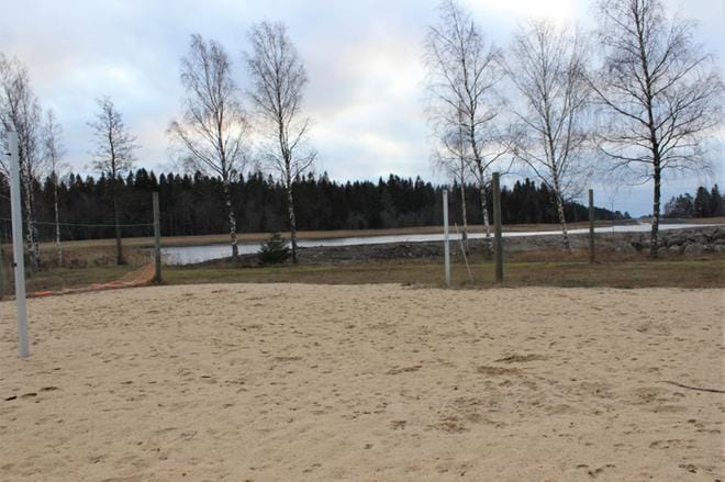 Suomalainen yritys on kiinnostunut rakentamaan padel-mailapelikentän Kristiinaan. Kenttä tulisi leirintäalueen uimarannan lentopallokenttien viereen. KUVA: LOTTA KALLIO