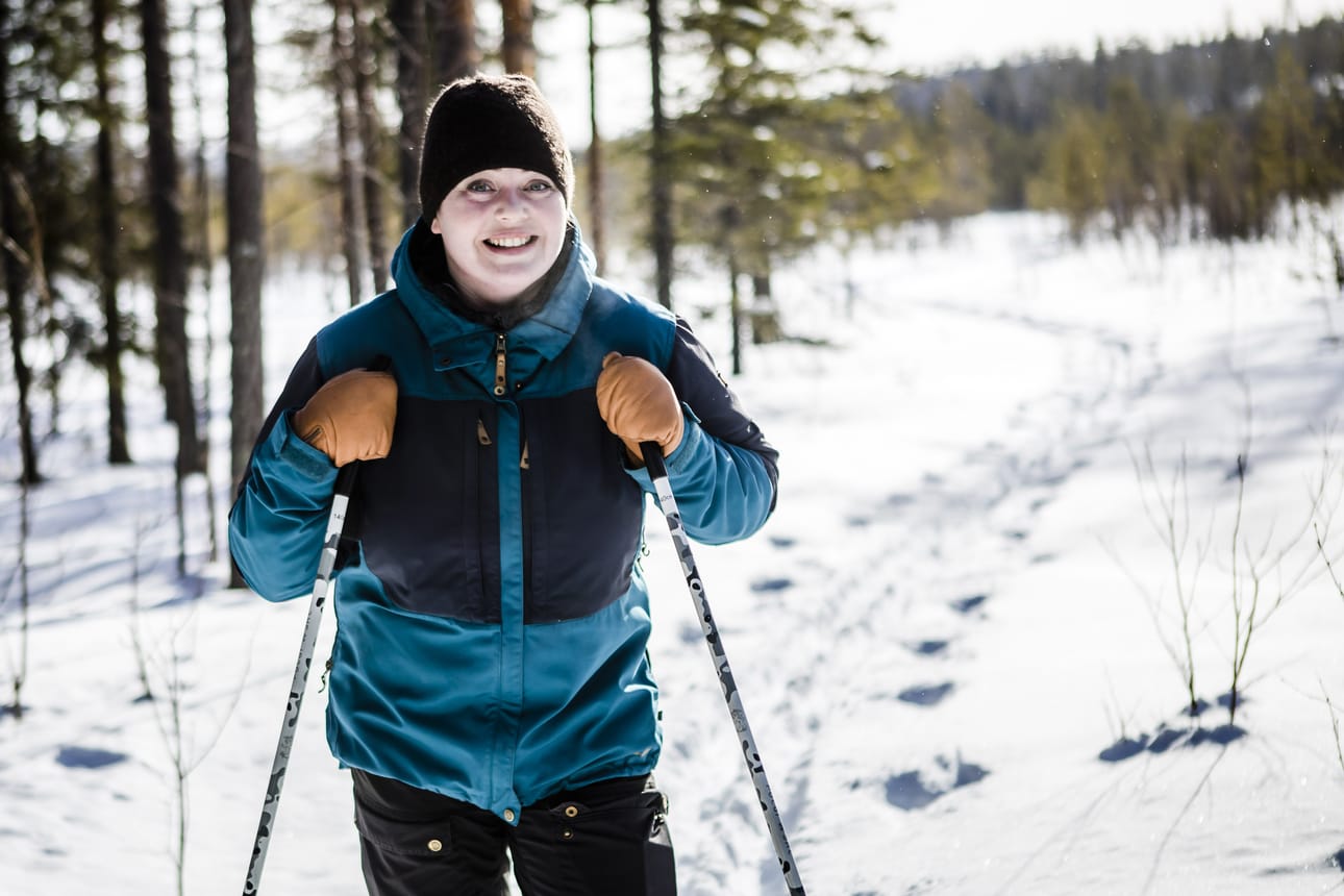 VEEN Waters Finlandin Ylitornion pullottamon tuotantopäällikkö Hanna Ojanperä hiihtämässä Konisaajon lähdealuella.