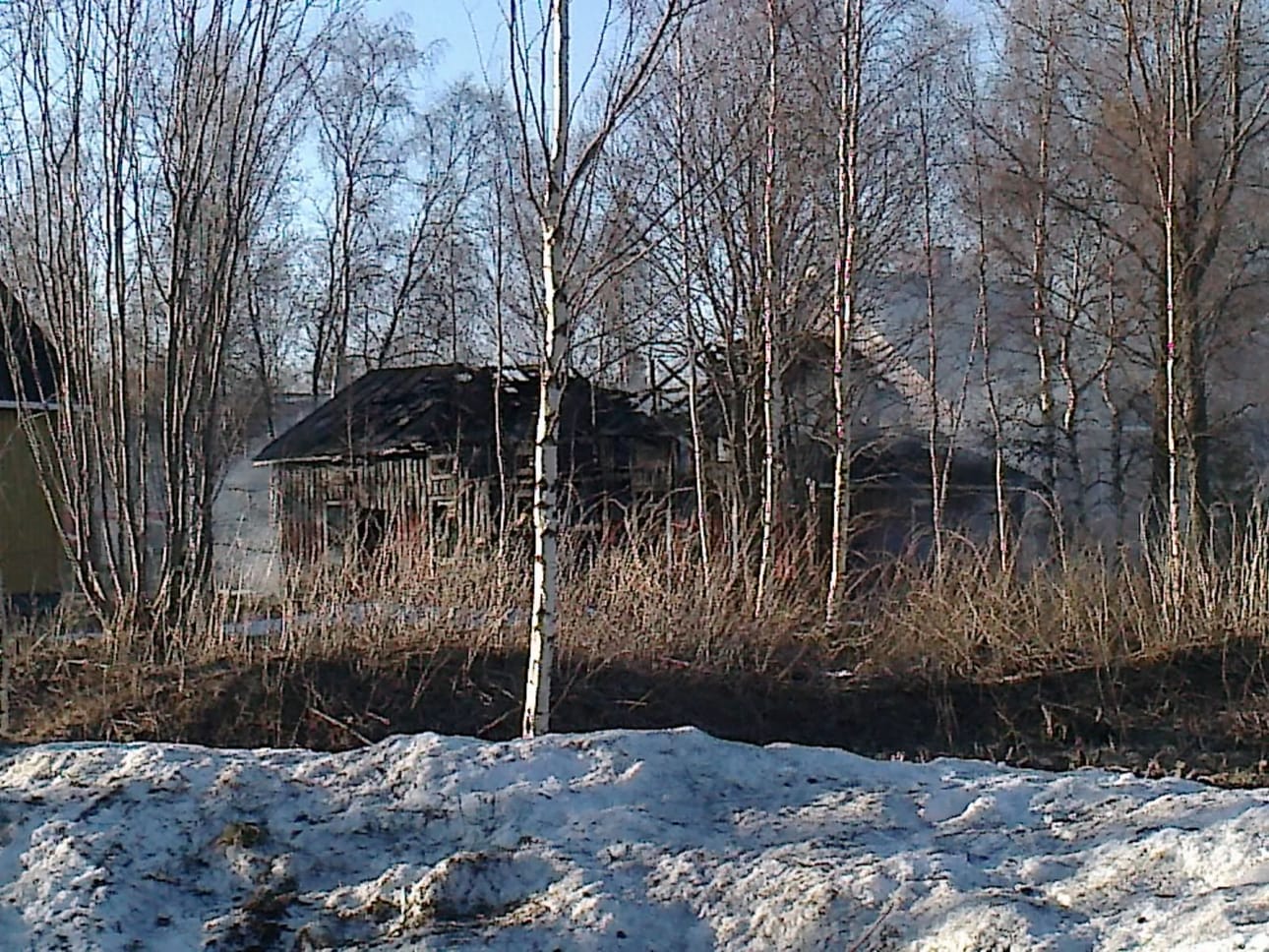 Palossa tuhoutunut rakennus oli ilmiliekeissä, kun pelastuslaitos tuli paikalle.