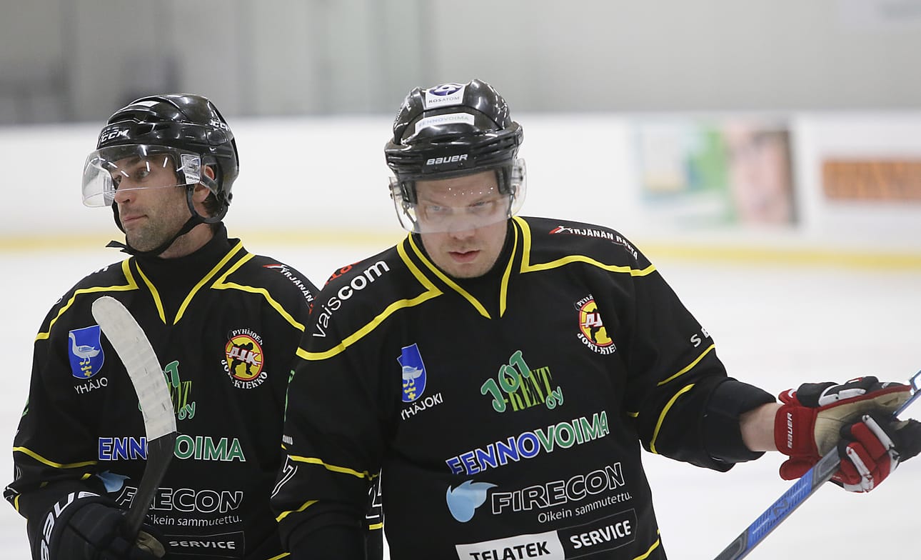 Pyhäjoen Joki-Kiekon kokenut Markku Tiikkaja laukoi perjantaina Haukiputaan hallissa kaksi maalia ylivoimalla.